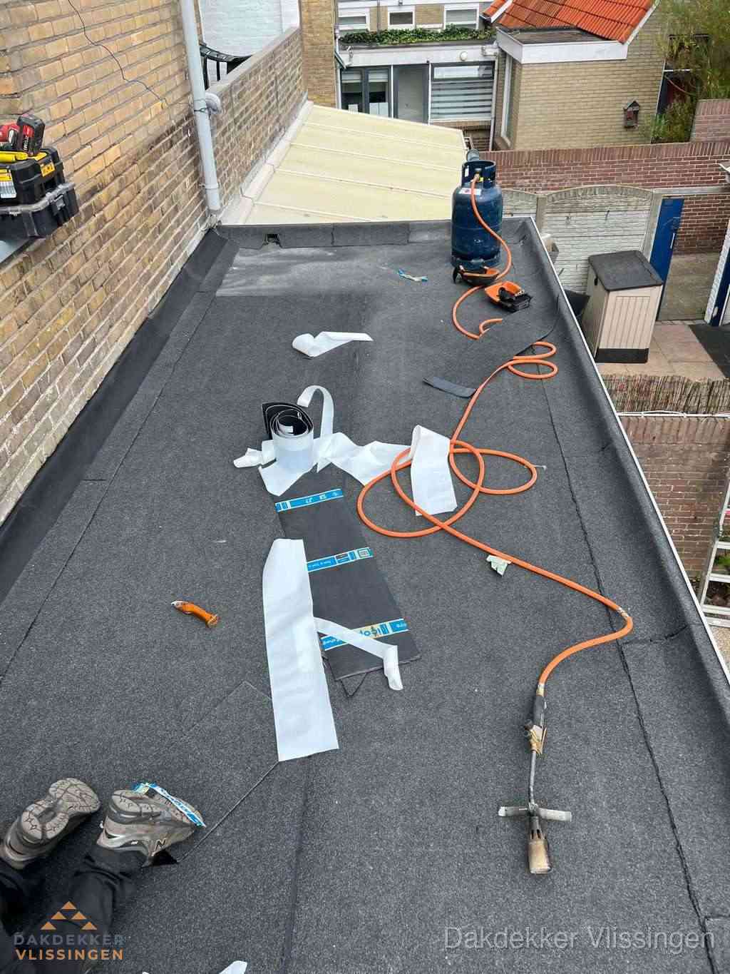 Dakdekker brengt EPDM dakbedekking aan op plat dak in Vlissingen