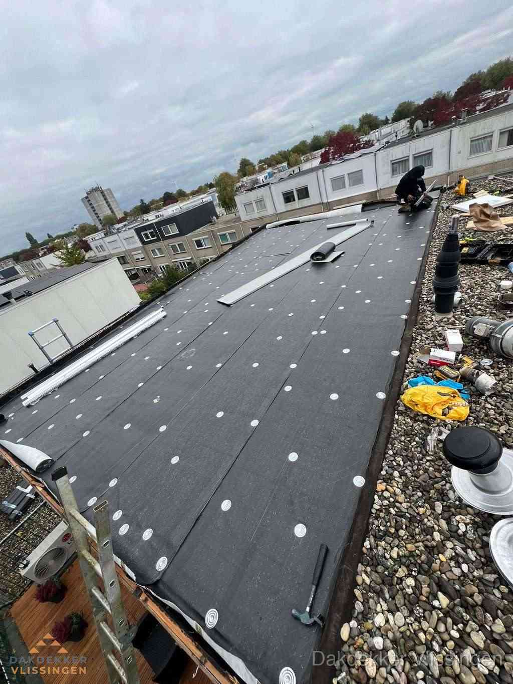 Dakleer vervangen op groot plat dak door dakdekker in Vlissingen